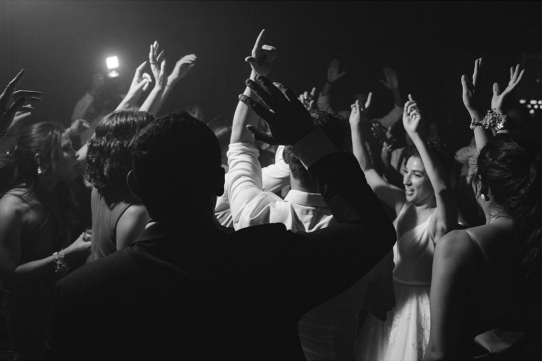 Invitados bailando y celebrando en la pista de un evento