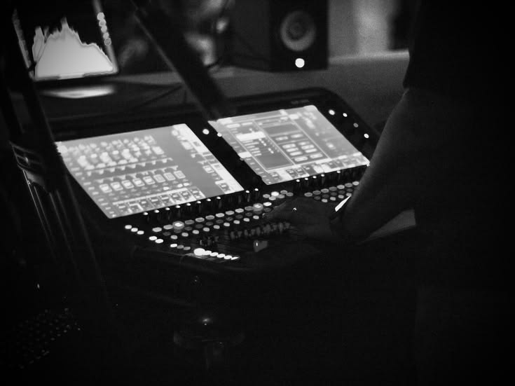 Consola de sonido operada durante un evento en vivo